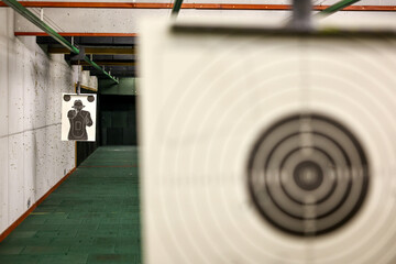 Tarcza. Strzelnica sportowa z tarczami przygotowanymi do strzelania z broni sportowej podczas zawodów z pistoletu. © FotoDax