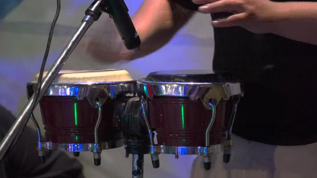 tocando bongos banda de cumbia