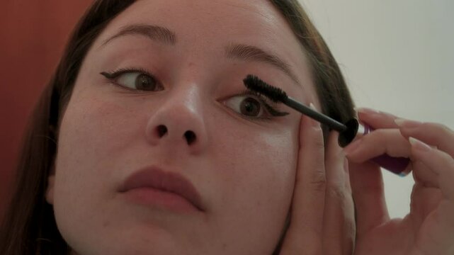 primer plano mujer pint&aacute;ndose las pesta&ntilde;as maquillaje r&iacute;mel