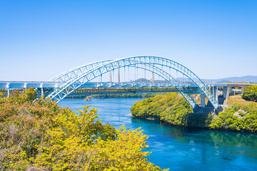 新西海橋と青空と新緑が広がる景色