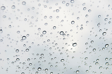 窓辺の涙 - 雨が描く憂いの風景