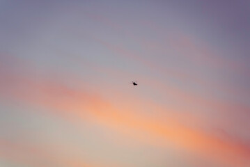 夕焼け空を飛ぶヘリコプター