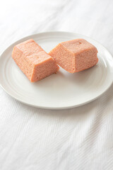 お皿に乗ったバウムクーヘン