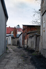 Wąska uliczka z ceglaną zabudową – widok na stare kamienice

