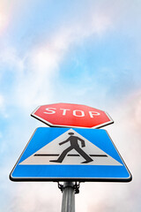 Znak drogowy: stop i pieszy – zbliżenie, tablica informacyjna   © Kacper