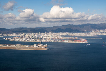 兵庫県　神戸空港に着陸する飛行機の窓から見た景色