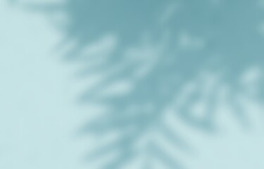 Obraz premium Shadow of leaves tree plant overlay on blue gray wall. Sunlight effect shadow on the wall. Minimal blurred backdrop backgrounds. Summer tropical surface background