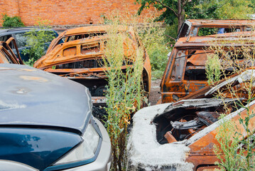 voitures brul&eacute;es dans une casse automobile. Carcasse de voiture abandonn&eacute;es. Ancien voiture dans un cimeti&egrave;re. Pollution de la consommation. Voitures accident&eacute;es. Danger de la route. V&eacute;hicule calcin&eacute;