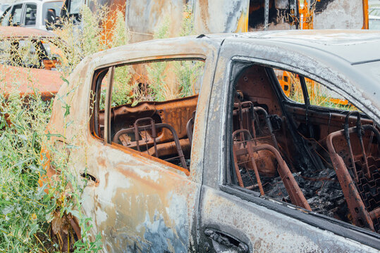 voitures brul&eacute;es dans une casse automobile. Carcasse de voiture abandonn&eacute;es. Ancien voiture dans un cimeti&egrave;re. Pollution de la consommation. Voitures accident&eacute;es. Danger de la route. V&eacute;hicule calcin&eacute;