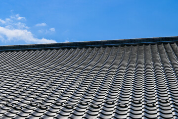 青空と瓦屋根