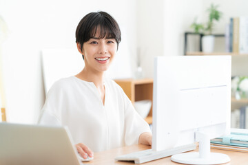 リビングでテレワークをする若い女性