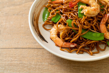 stir-fried yakisoba noodles with green peas and shrimps