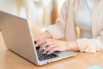 リビングでテレワークをする若い女性