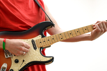 Zbliżenie na mężczyznę grającego na gitarze elektrycznej