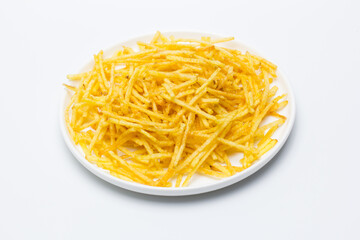 Plato de patatas fritas tipo paja con fondo blanco