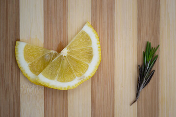 lemon slices and mint leaves.