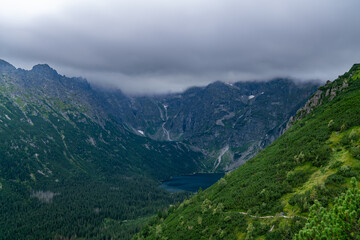 Obraz premium Alpine : Morskie Oko Lake Amidst the Clouds