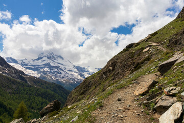 Fototapeta premium Trail overlooking cloudy Matterhorn