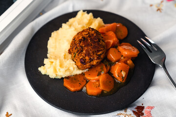 Hausgemachtes Fleischbällchen in Vegan mit Karotten und Kartoffelpüree