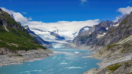 Obraz premium Stunning view of mountains and glaciers in a national park. Tourism and outdoor adventure destination.