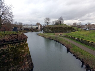 Der Saar-Altarm in Saarlouis im Saarland in Höhe der Vauban Insel mit Blick auf die Überreste der...