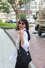 A woman on the street suddenly turns around scream, an unexpected meeting.