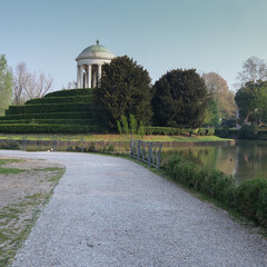 Stradina di ghiaia nel parco con Tempietto Monoptero sull'isolotto del Parco Querini, a Vicenza, Veneto, Italia