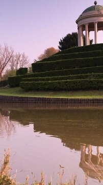 Tempietto Monoptero del parco Querini, con riflessi nell'acqua, video verticale, Vicenza, Veneto, Italia