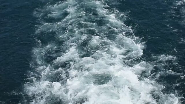 福島県　猪苗代湖　遊覧船　ウエーキ　航走波（こうそうは）