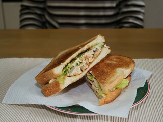 ほぐした鶏胸肉のホットサンド