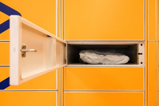R&eacute;cup&eacute;rer un colis dans un point de retrait, avec tons contrast&eacute;s