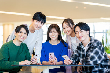 スマホを見る大学生　撮影協力：学校法人電波学園　東京電子専門学校