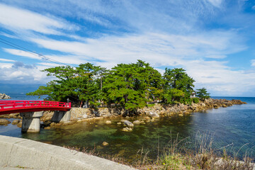 赤い橋で渡る津神島