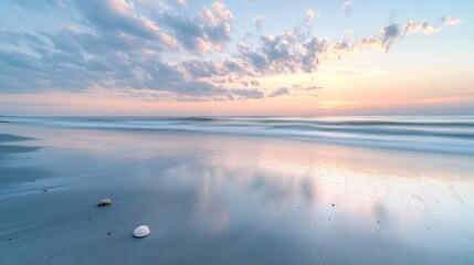Obraz premium Beach at sunset with gentle waves and scattered seashells