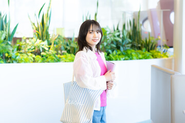 キャンパスの大学生【撮影協力：学校法人電波学園　東京電子専門学校】