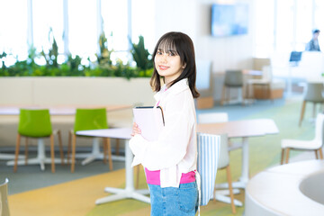 キャンパスの大学生【撮影協力：学校法人電波学園　東京電子専門学校】