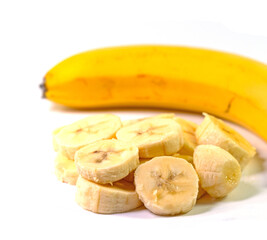Banane vor weißem Hintergrund