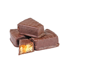 Baumkuchenspitzen vor weißem Hintergrund