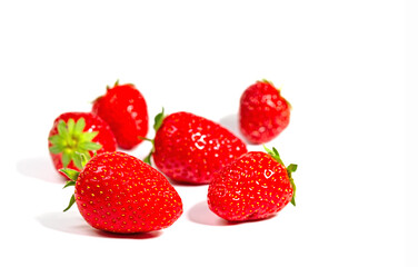Erdbeeren vor weißem Hintergrund in einer Nahaufnahme