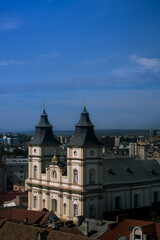 Naklejka premium Historic castle overlooking the city from a hilltop, architectural landmark with scenic view.