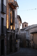 Calle al anochecer en Cuenca