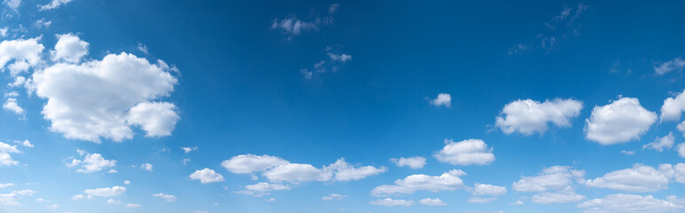 Panorama von weißen Wattewolken am blauen Himmel