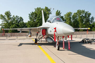 Samolot wojskowy, dron i helikopter