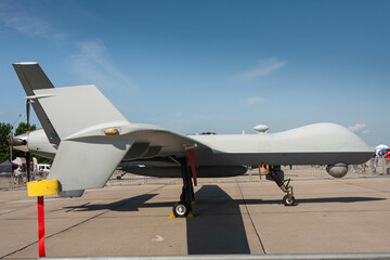 Samolot wojskowy, dron i helikopter