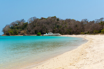 Arena cálida, cielo de fuego