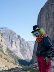 Fototapeta premium Clown between two mountains