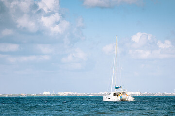 Obraz premium Sailing boat with crew on deck