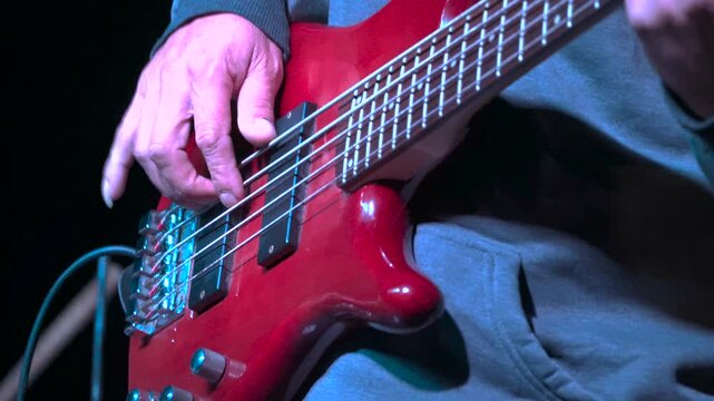 tocando el bajo banda de cumbia
