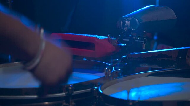 tocando timbales, timbaleta banda de cumbia