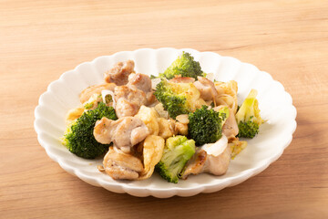 鶏もも肉とブロッコリーと油揚げのねぎ塩炒め